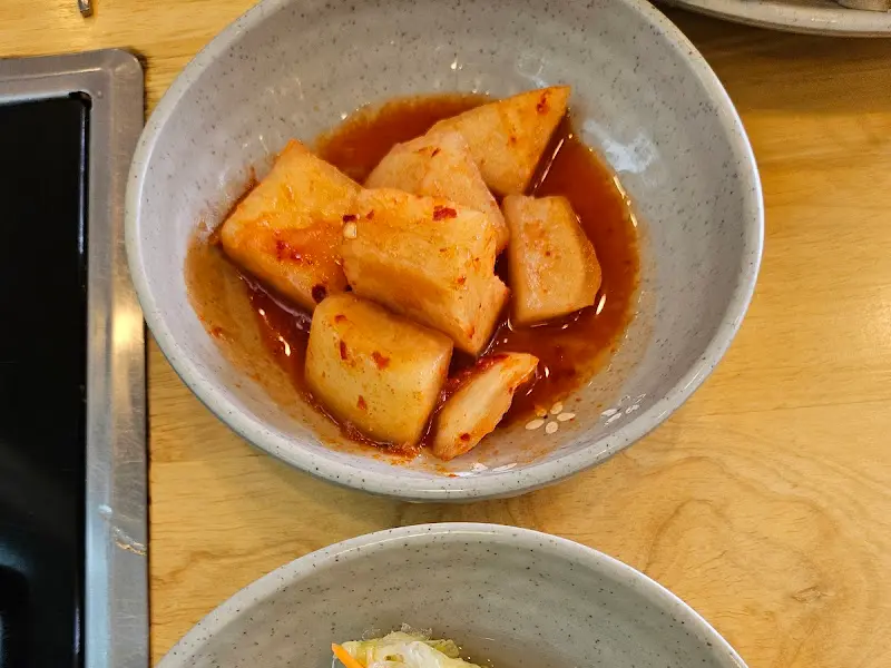 테이블 위에 놓인 깍두기