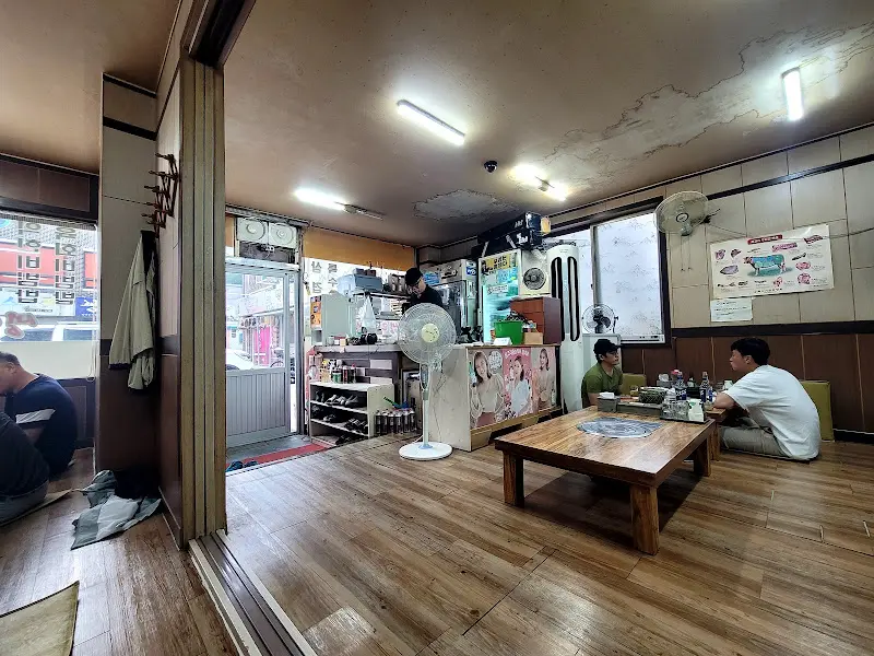 돼지우리 식당 내부 전경