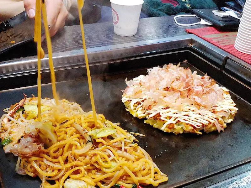 철판 위에 놓인 야끼소바와 오코노미야끼