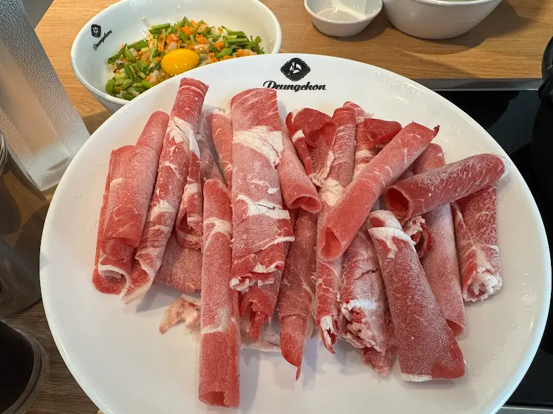 신선하고 얇게 썰린 소고기