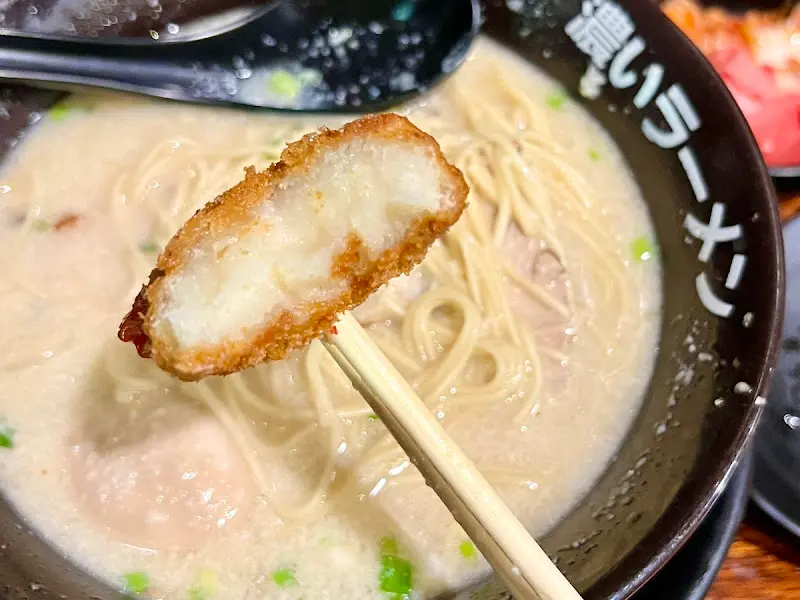 젓가락으로 들어올린 감자 고로케 단면