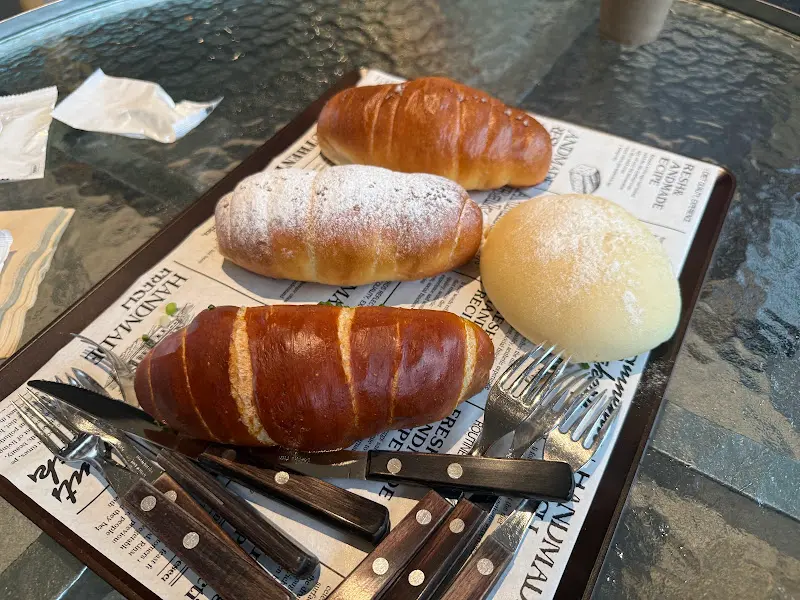 테이블 위에 놓인 다양한 빵들