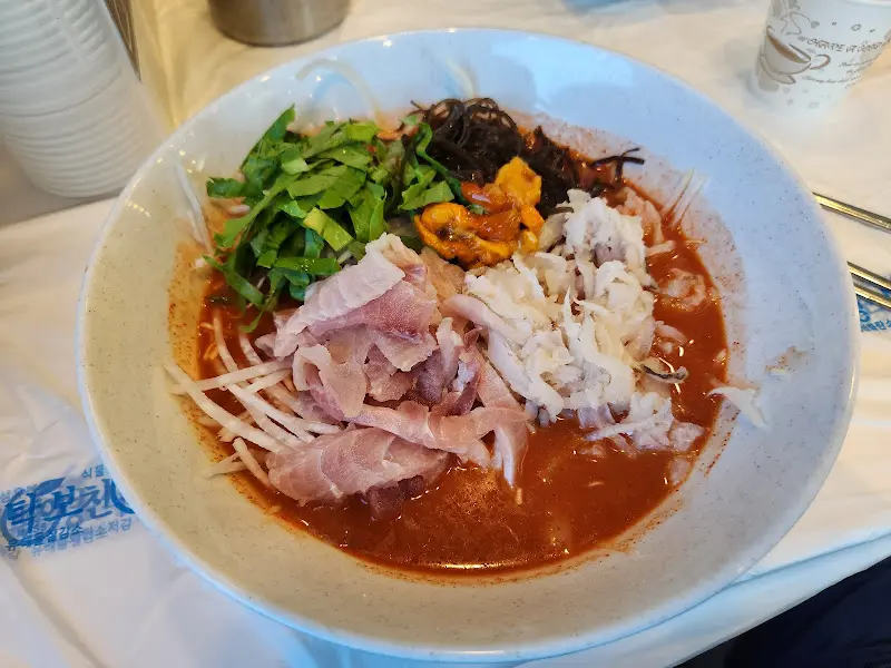 싱싱한 해산물이 가득한 전복 물회