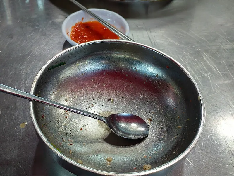 깨끗하게 비워진 뚝배기