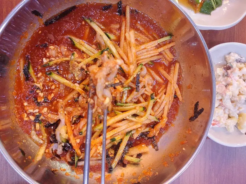 싱싱한 해산물이 가득한 물회