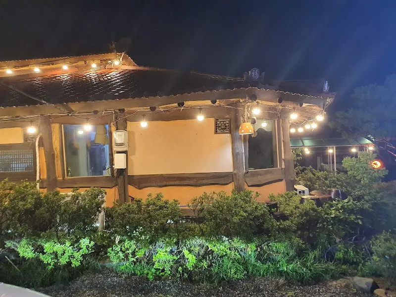 밤에 빛나는 토지 식당