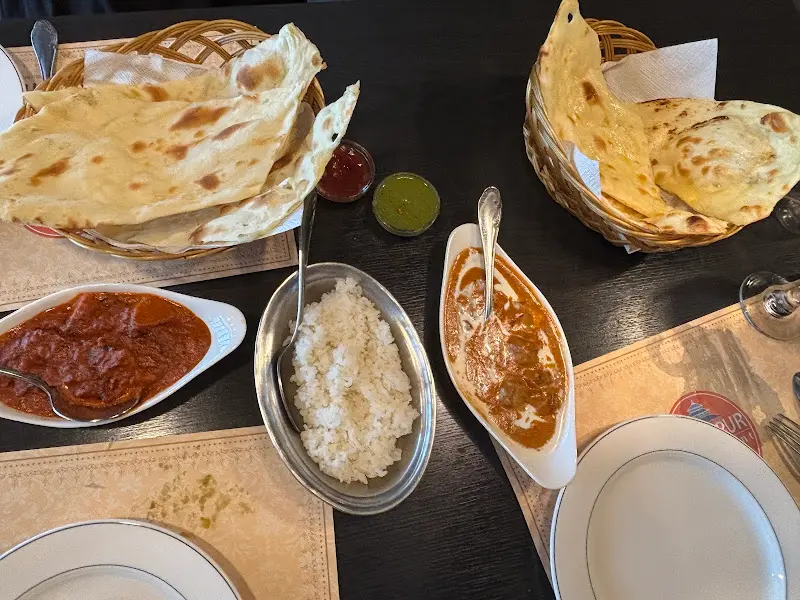 테이블 가득 차려진 커리와 난