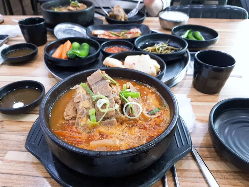 묵은지 감자탕의 푸짐한 비주얼