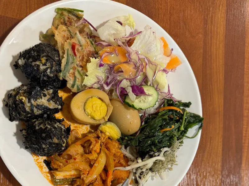 다채로운 반찬 구성