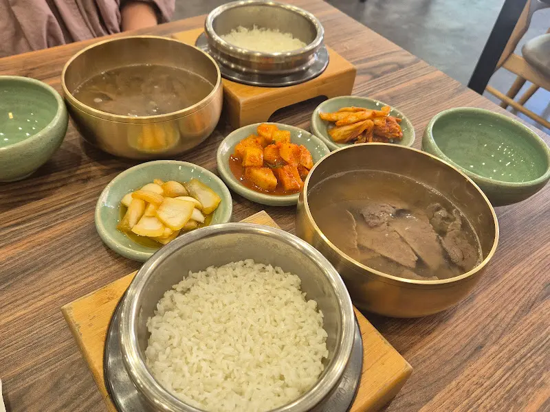 정갈하게 차려진 곰탕 한 상