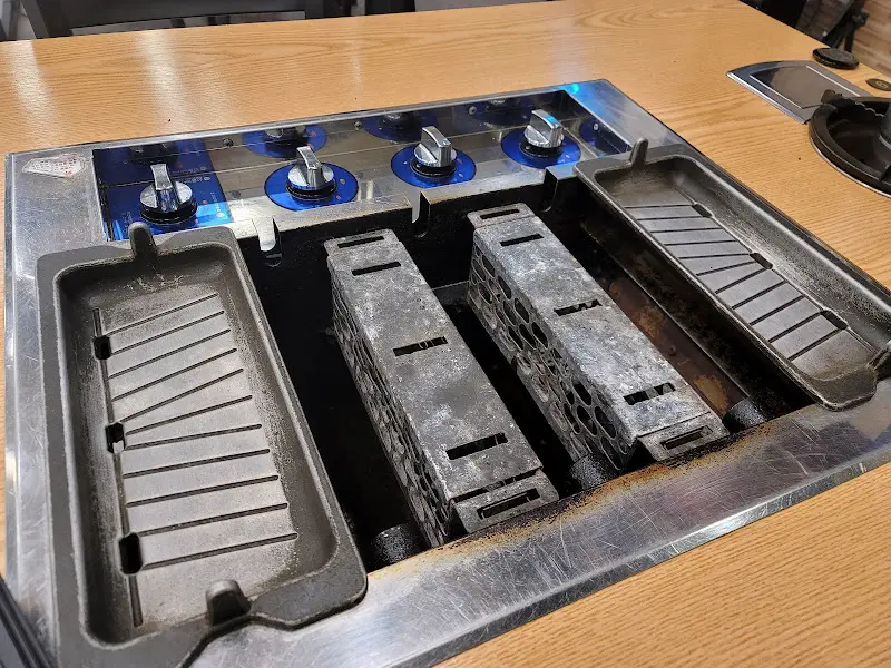 숯불 회전 구이 테이블