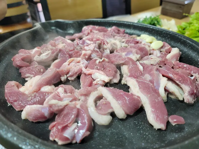 윤기가 흐르는 생오리 구이