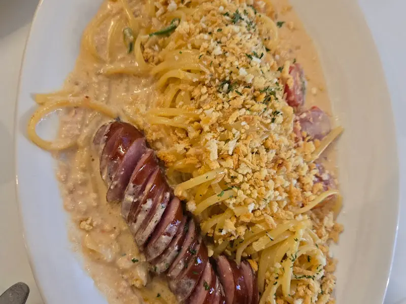 소시지 파스타의 풍성한 토핑