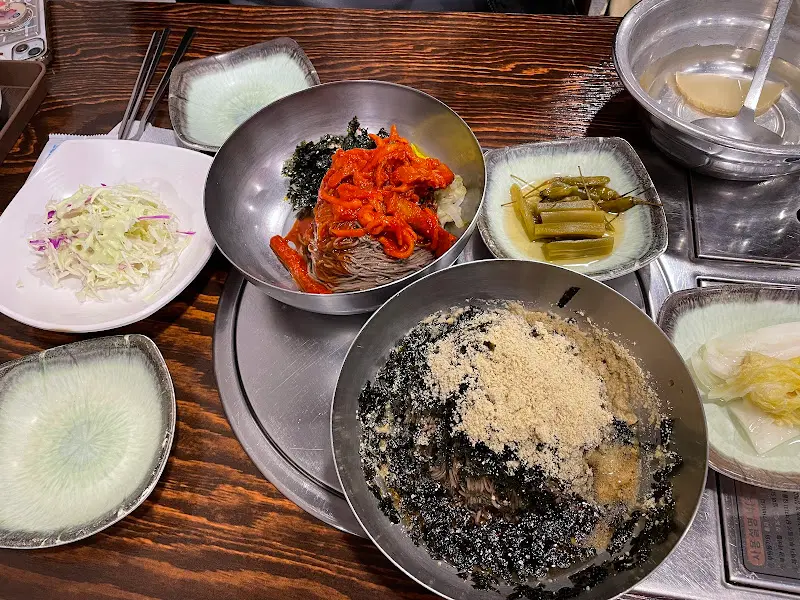 들기름 막국수와 비빔 막국수