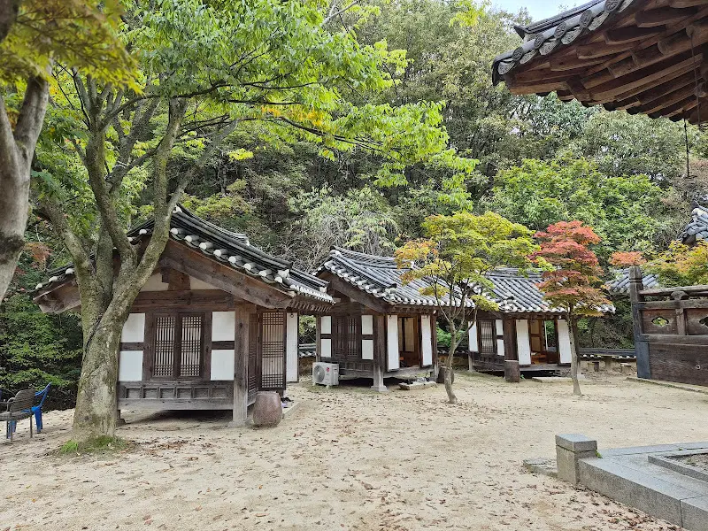 한옥 건물과 정원의 조화