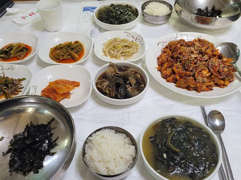 테이블 가득 차려진 밑반찬과 미역국의 모습