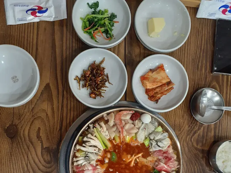 상 위에서 찍은 전체 음식 사진