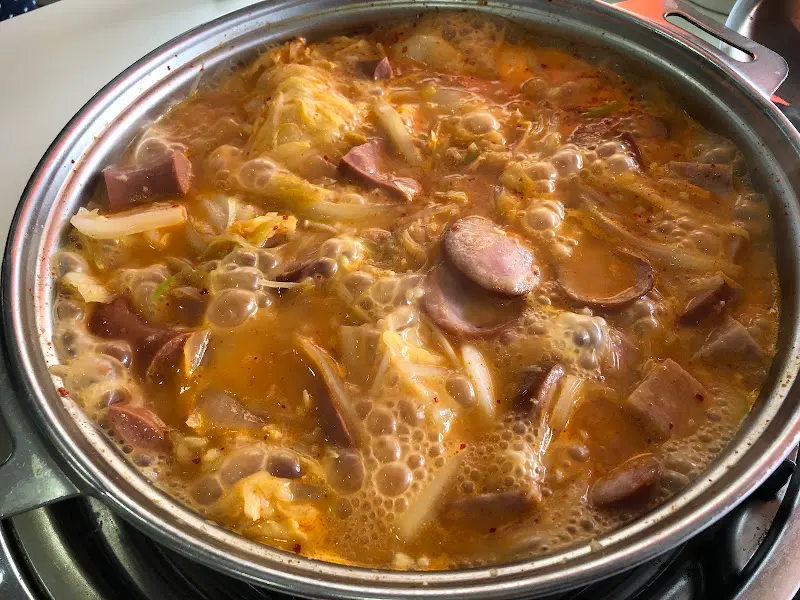 스페셜 부대찌개가 냄비 안에서 보글보글 끓고 있는 모습