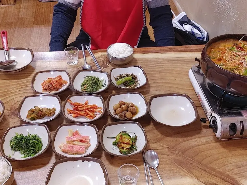 상다리가 휘어지게 차려진 밥상