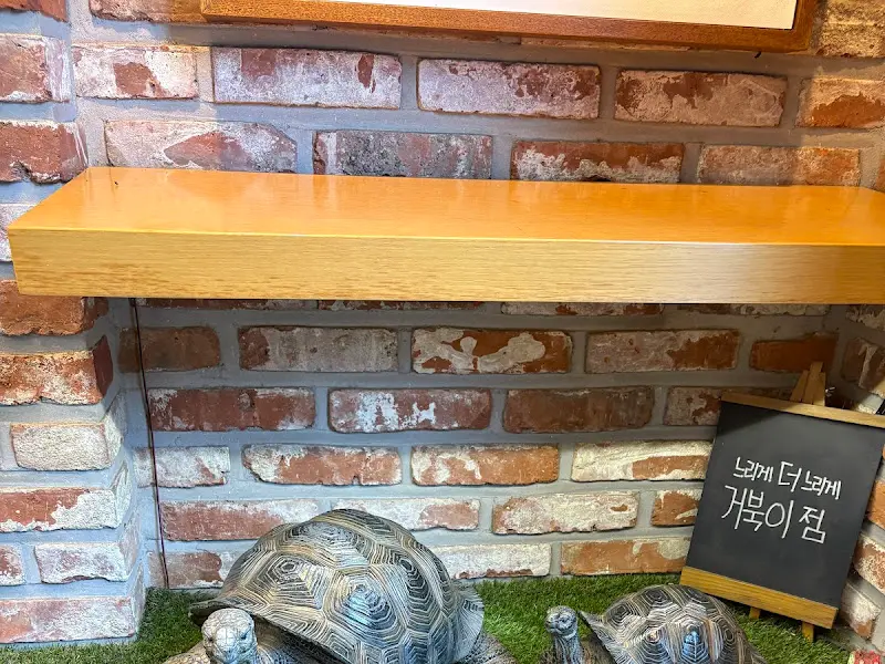 정원에 놓인 거북이 조형물