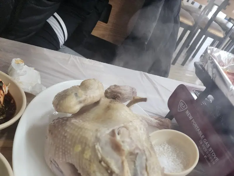 푸짐하게 차려진 백숙 한 상