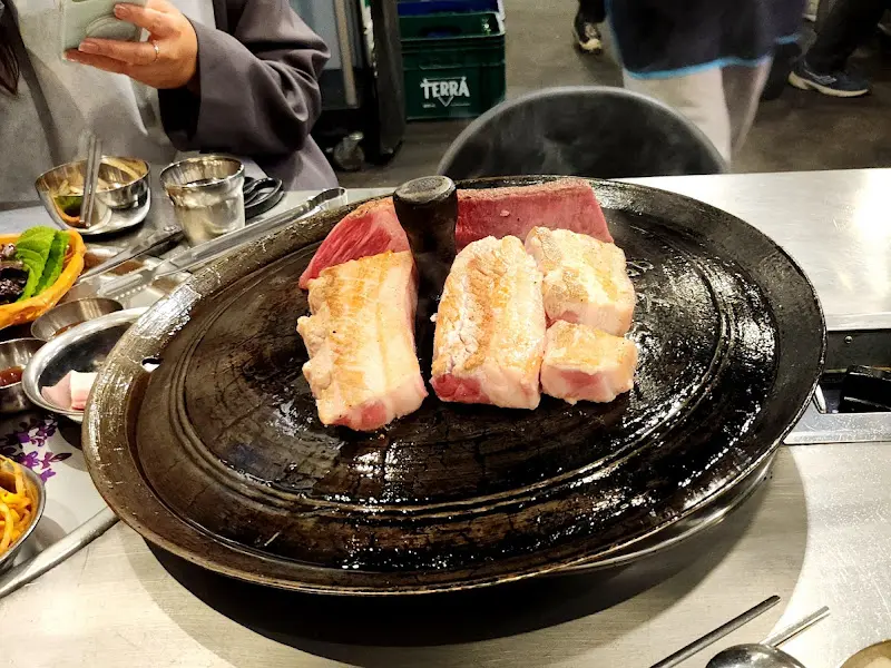 불판 위에 올려진 고기