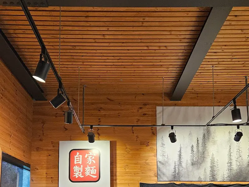 천장의 조명이 은은하게 빛나는 내부