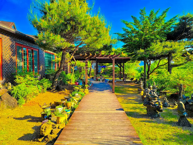 식당 건물과 정원의 조화