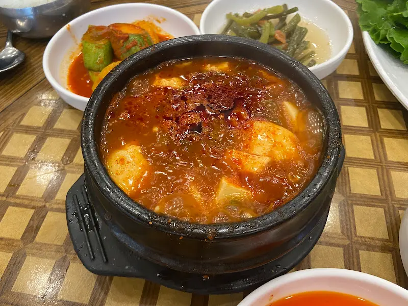 뚝배기에 담겨져 나온 순두부찌개의 모습