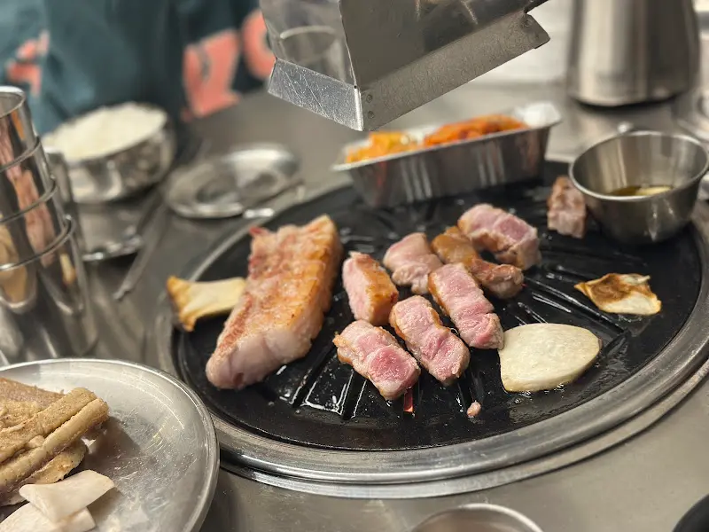 맛있게 익은 삼겹살과 버섯