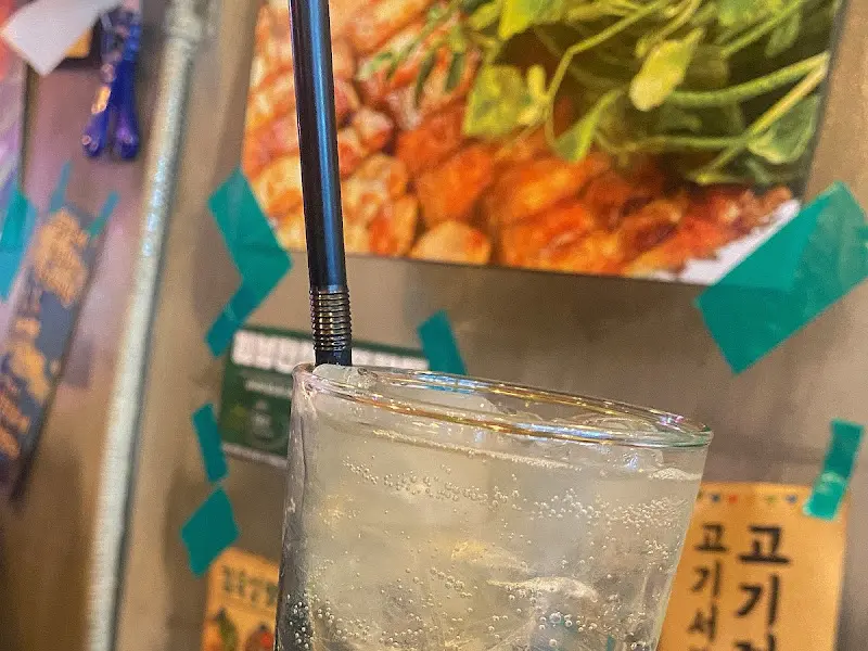 하이볼이 담긴 잔