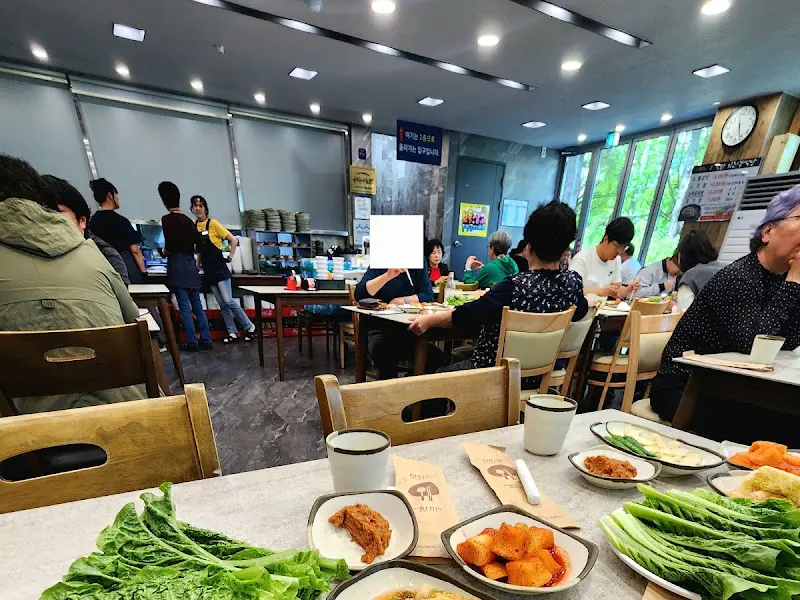 북적이는 식당 내부