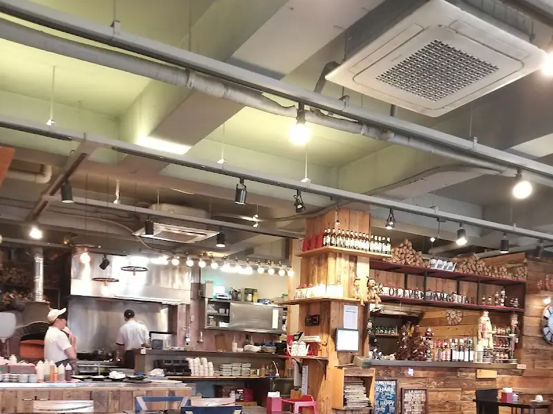 올리브장작의 오픈 키친과 화덕