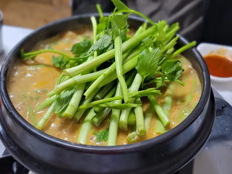 미나리가 듬뿍 올려진 오리탕