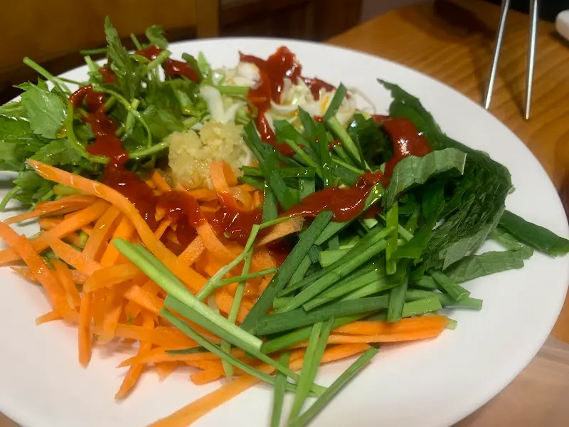 신선한 야채와 초장이 담긴 접시