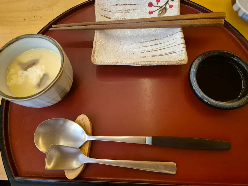 정갈하게 차려진 테이블 세팅과 따뜻한 차완무시