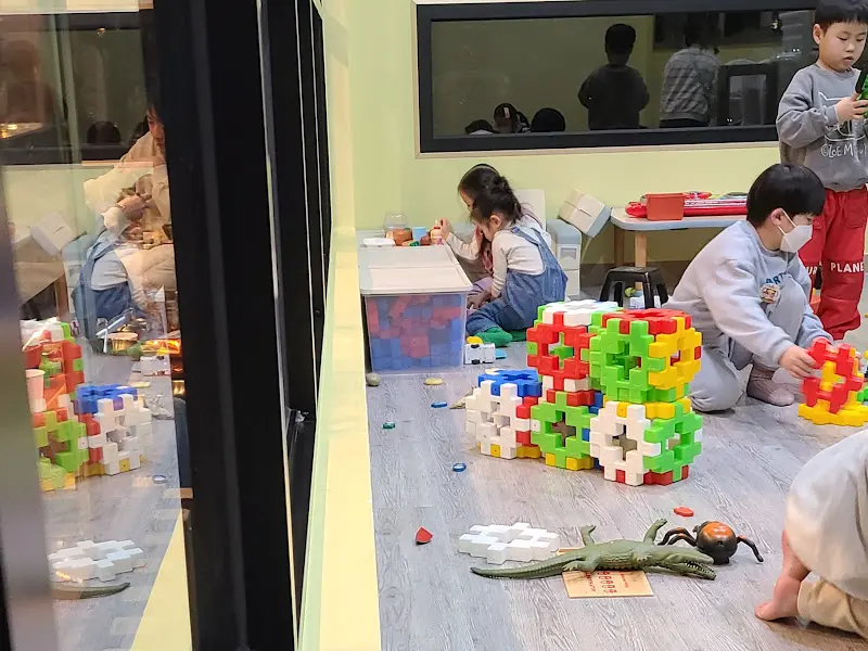 놀이방에서 블럭 놀이 삼매경에 빠진 아이들