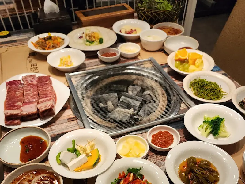 테이블 가득 차려진 음식