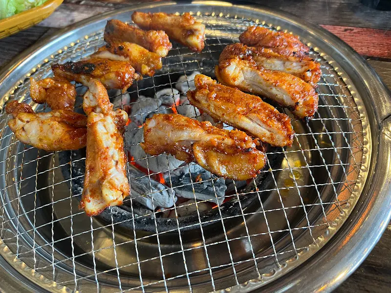 숯불 위에서 구워진 닭갈비