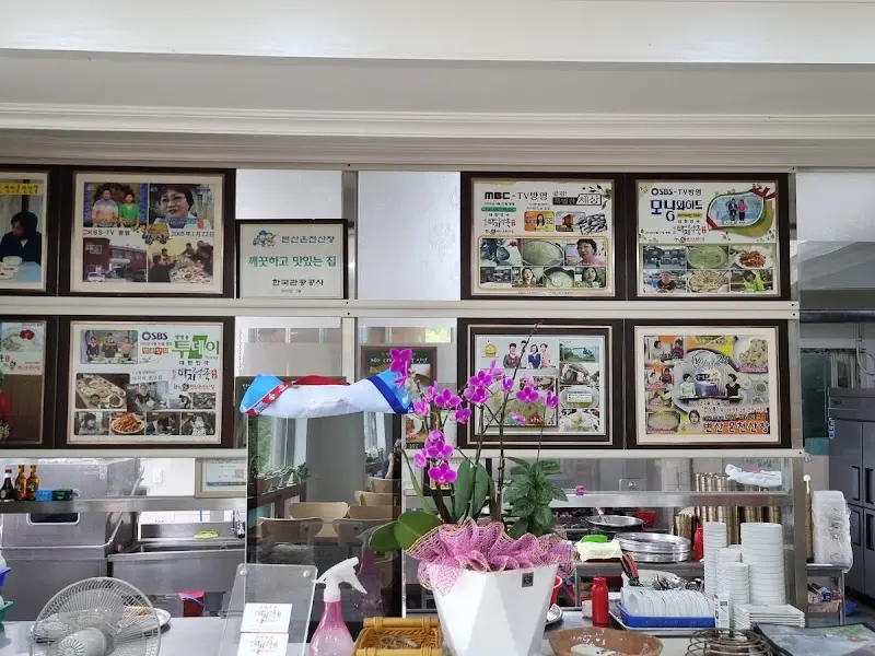 가게 내부에 걸린 방송 출연 사진들