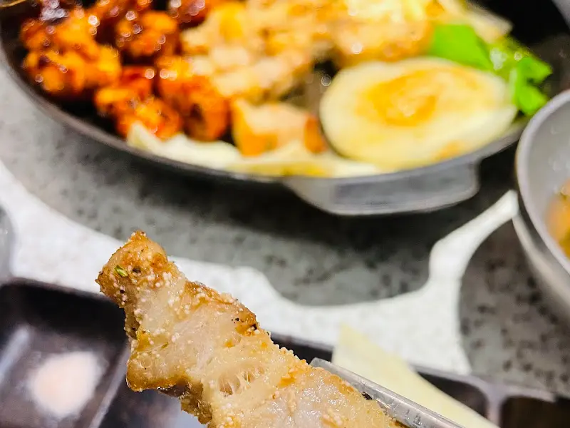 잘 구워진 삼겹살