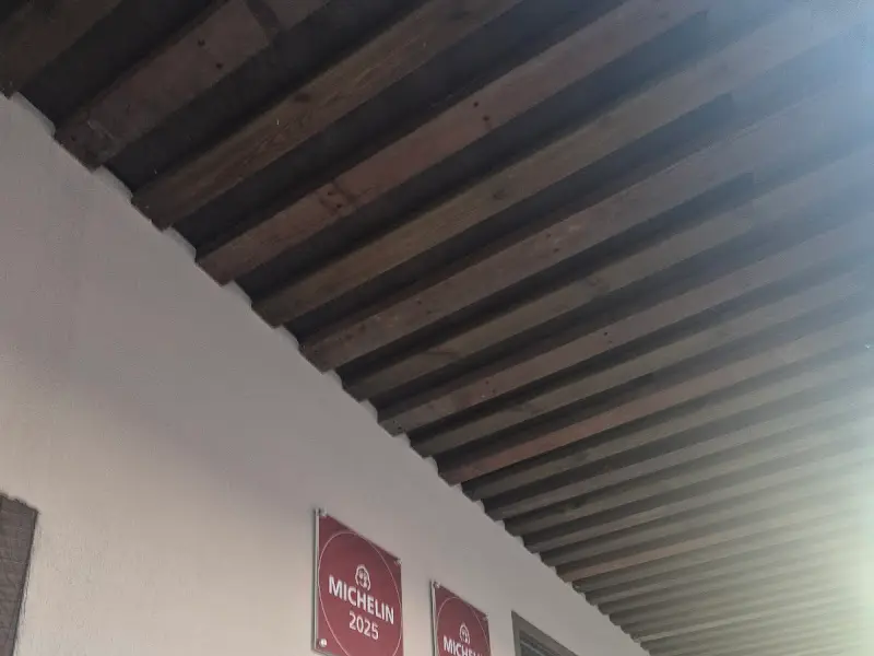 가게 천장의 나무 마감