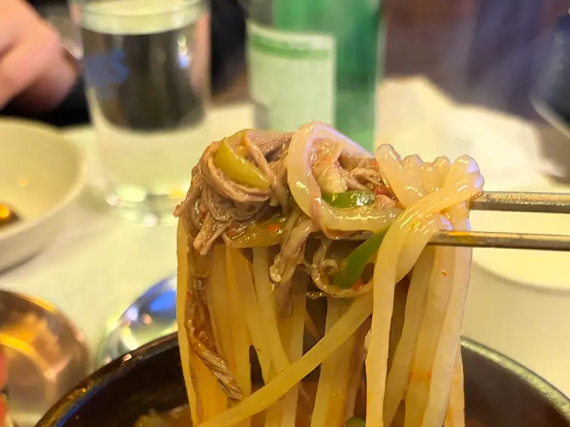 육개장 쫄면을 들어올리는 모습