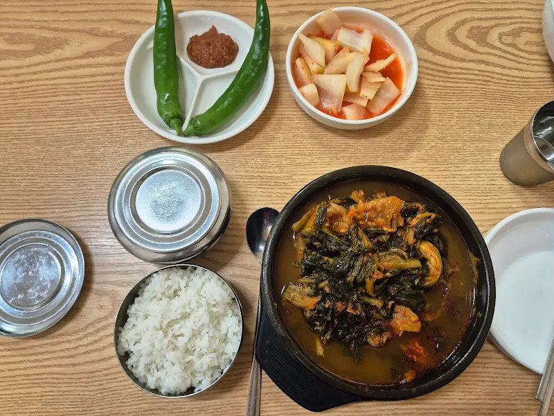 테이블 위에 놓인 뼈해장국 한 상 차림