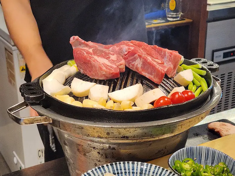 화로 위에서 익어가는 양갈비와 채소들