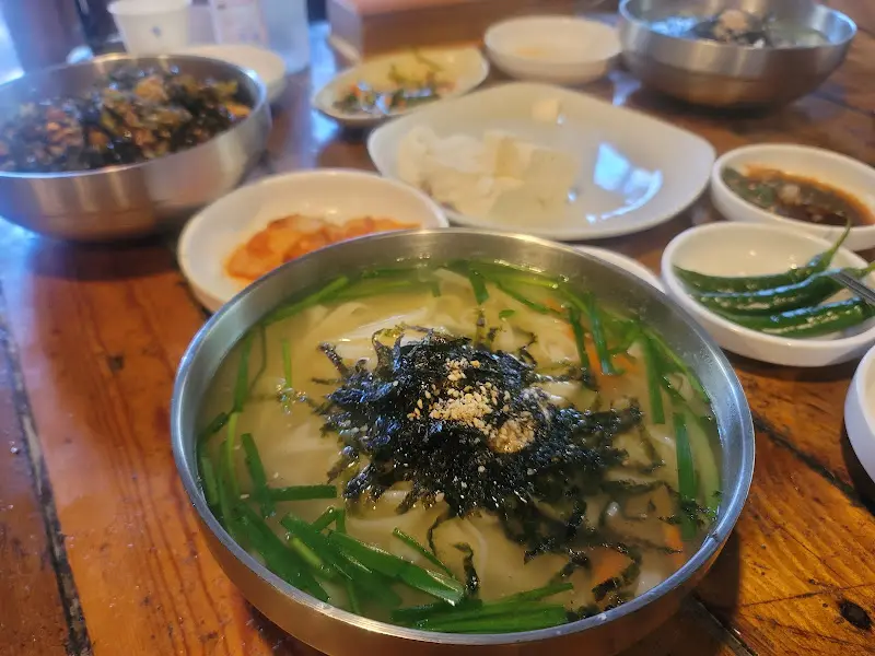 직접 만든 촌두부와 칼국수의 환상적인 조합