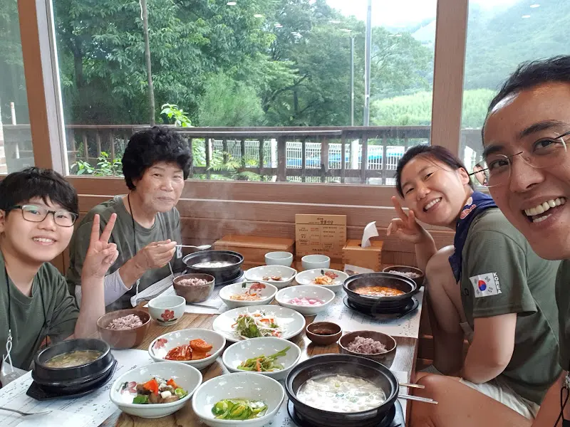 세자매 밤꽃식당에서 순두부찌개를 즐기는 가족