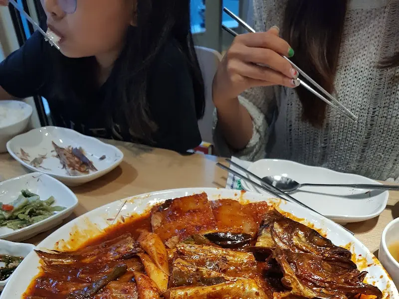 코다리조림을 먹는 가족의 모습