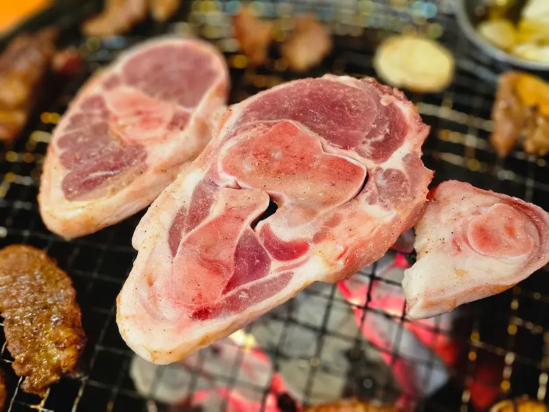 숯불 위에 올려진 돼지갈비