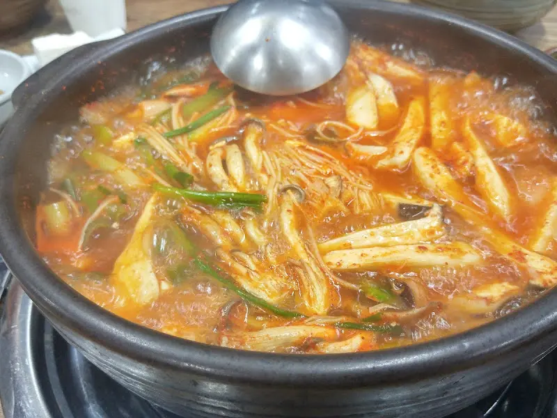 다슬기해장국의 메기매운탕 끓는 모습